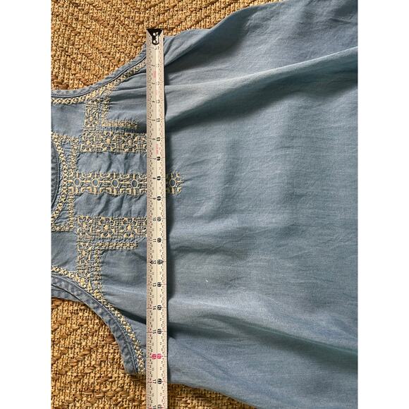Liz Lange Maternity SZ XS Sleeveless Chambray Top Embroidery Detail 100% Lyocell - Picture 6 of 7
